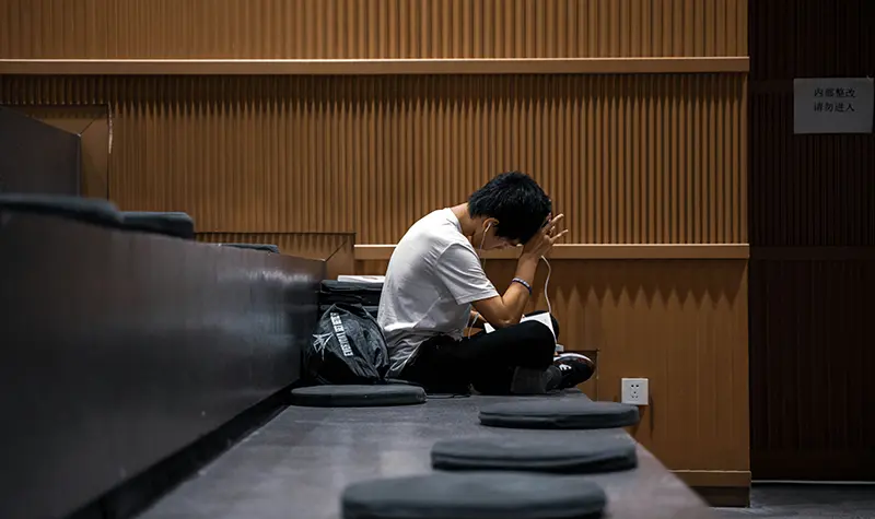 Mengatasi Kesepian Saat Sendiri Kuliah di Luar Negeri